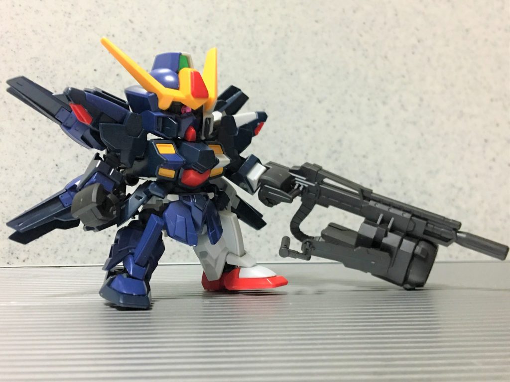 ( 。・v・。)ノ 一方のこちらが「シスクード・マーヴロス(ギリシャ語で黒の意)」です。右半身をはじめ、黒地をメインにしています。こちらは左利きという設定です。