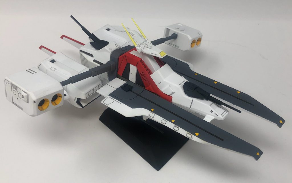 居住ブロックを展開している非戦闘時の状態です。カタパルトの黄色い三角はディテールの彫り直しが失敗したので、マスキングして塗装のみで再現しました。