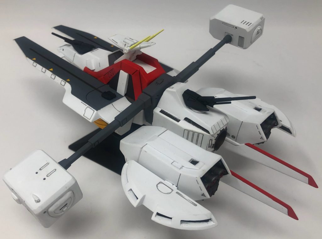 MSデッキの蓋パーツが紛失してしまったのでスクラッチしました。キットをそのまま作ると居住ブロックの各パーツの合わせ目がディテールっぽくなって情報量が上がるのですが、アニメのフラットな感じの方が好みなので合わせ目は全て消しました。