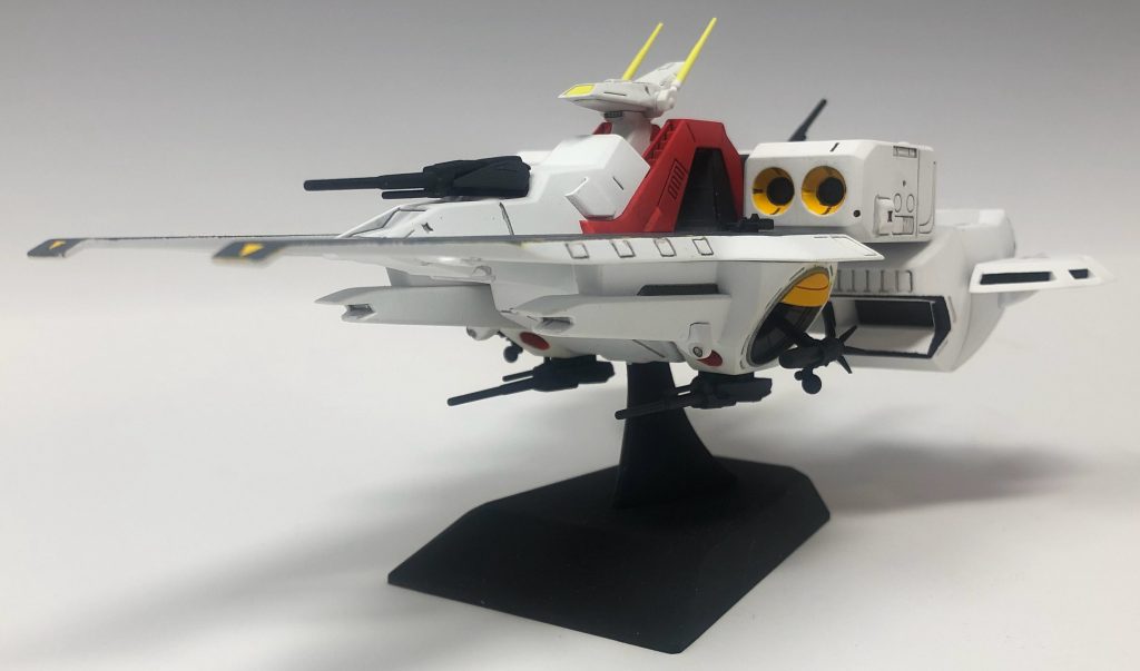 戦闘状態のアーガマさんです。MSデッキの蓋を外し、ブリッジを下げて、居住ブロックを収納し、メガ粒子砲を付けてあります。メガ粒子砲の基部もしっかりと別パーツで再現されているのでしっかりと塗り分けました。実物見ても色の判別は困難ですが。