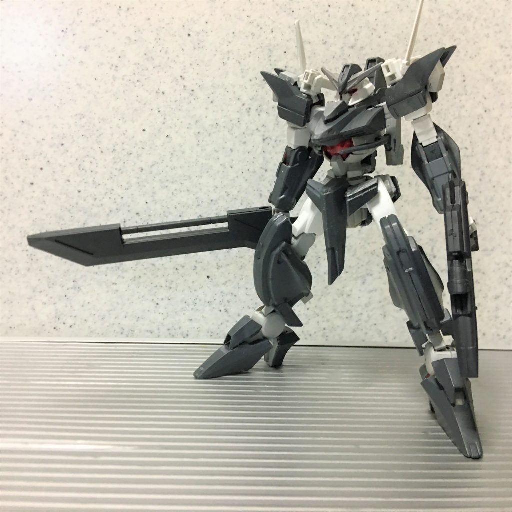 スローネシリーズの開発はまず、同じゼロ号機である「Oガンダム」をベンチマークとし、これを総合的に上回ることを目的として開始された。
