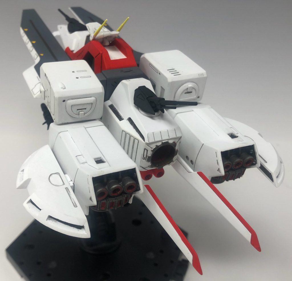 設定では中央エンジン部分がせり出してバリュートを展開する仕組みが出てくるのですが、その設定に気付いたのはここを接着してしまった後だったので、バリュート展開基部の再現は断念しました。