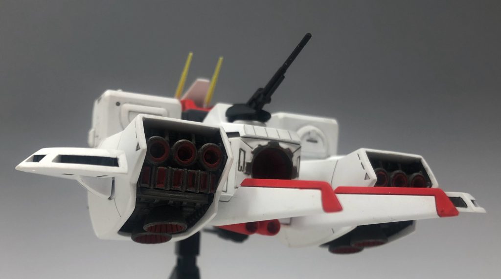 左右のエンジンはメタリック塗装後に内部を赤く塗り分けました。こういう部分はくっきりはっきり赤いよりも何となくぼやっと赤い方が好みなのでこんな仕上がりにしました。