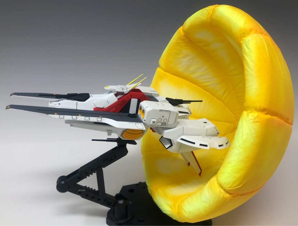 百式さんの時に作った展開状態のバリュートの使いまわしです。3mm軸のスタンドに対応できる基部を作ったのでこういう飾り方ができます。結構似合うと思うのは私だけでしょうか。丁度カミーユが宇宙に上がる時に引っ張り上げるシーンです。劇中だと突入が浅いのでバリュートの色は白いままでしたけど。