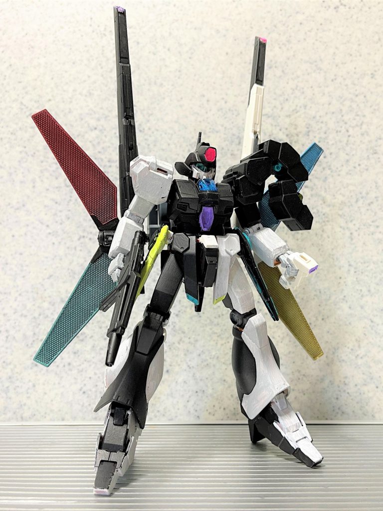 このガンプラは芸術系学校に通う女子学生(以下「彼女」)が、芸術の研究課題にガンプラとガンプラバトルを選んだことから制作が始まっている。「彼女」自身はガンプラ、ガンプラバトルについては素人だったが、理工系大学院生の「兄」をサポート役としてこき使い、機体の完成、バトル技術を向上させている。
