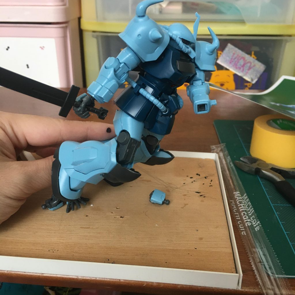 素組状態。スカートが干渉しているおかげで、股関節の可動域が狭いのが難点。それを足元のマグネットで補っていこうというのが、今回の作戦内容。