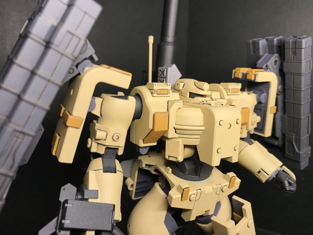 バストアップです。ボディ各部を丸モールドでディテールアップしました。リベットに見立てて戦車っぽさのアップを図っています。MSサイズのリベットってなんだろうと思いながら付けました。