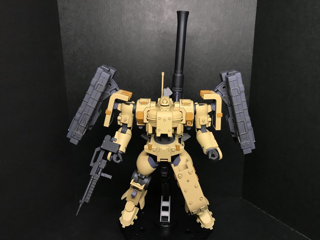 正面からキャノンがデカくていい感じですね。肩アーマーには壽屋のミサイルユニットを付けました。一気にアーマードコアっぽくなりました。