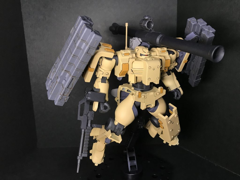 キャノン発射状態キャノンの大きさがいい感じです。ネオジム磁石によるロック機構が付いてるのですが、キャノンの回転軸の摩擦が大きくて特に機能していません。残念です。