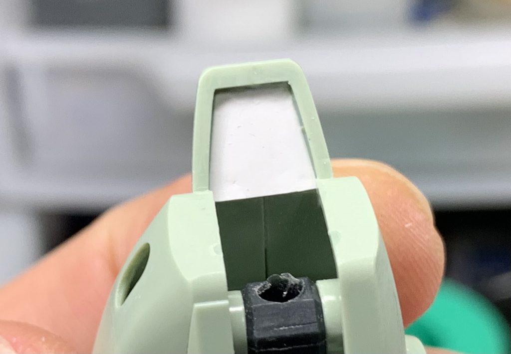 イマドキのHGでもあり得ない膝裏に分割線が来るので、消すよりもプラ板を貼って時短工作(;^ω^)