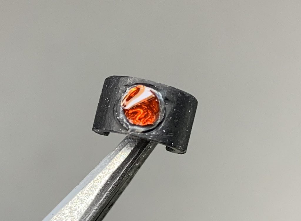 モノアイもシールでは味気なかったのと赤を濃くしたかったんで、コトブキヤの小さいバーニアを切って削って埋め込みました。んで中にハセガワのミラーフィニッシュを仕込んでエポキシ接着剤で固めて、最後にクリアレッドを筆でチョンと塗ってます