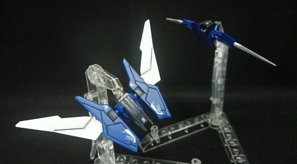 両肩にバインダーはファンネルとして分離。機首にはドッズライフルを内蔵している他、ウイング部での直接攻撃も可能。