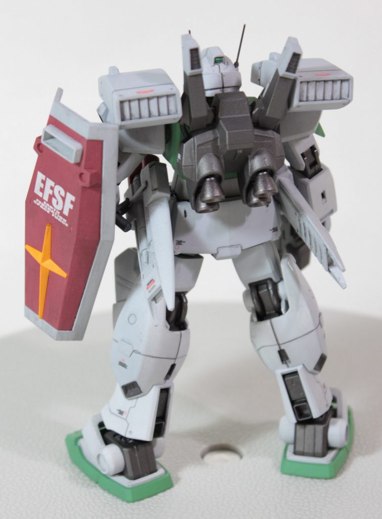 以下上から細々と…・左肩のセンサー後ろ側肉抜きを塞ぎ、正面側はゴーグルパーツのクリアグリーンのランナーを切り出しクリアパーツを埋め込み。・腰のフロントアーマー左右一体成型なので軸をセンターで切断、左右独立可動としてます。お手軽ですが効果抜群。・腰アーマー裏側にモールド追加完成後はほぼ見えないとは思うんですが、今回は実験的にプラ板で補強リブ的なものを作ってみました。アクションポーズの時にチラ見えの見栄え対策の実験です。・脹脛外側のバーニア部の裏打ち膝関節部のスカスカが残念なのでエポパテで裏打ち、最低限のディティール追加。・バックパックサーベルラック・バーニアのパイプをカットしリード線に置き換え。個人的好みで先端部を色分け。4発のバーニアノズルの縁を削って薄さ感アップ。・他全体的にスジボリ追加最初プラカッターで掘っていたのですがきれいに彫れず、脹脛外側のバーニア部は最後までラインがガタついてしまいました。その後スジボリ用のツール「Mr.ラインチゼル用替刃 0.2mm」を購入かなりきれいに彫れるようになりました。元々のモールド掘り直しや追加されたスジボリできれいな部分はラインチゼル使用。