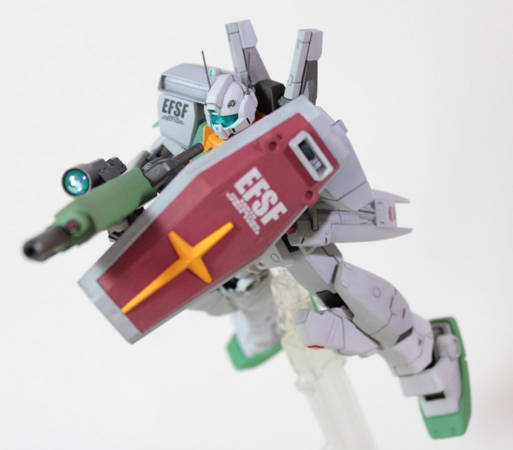 ■塗装基本はクレオスのラッカーで。一応ガンダムＵＣ登場機体のカラーリングを意識してますが、例によって細部は違ったりしてます。今回も個人的な印象優先での好みにより混色し所々変更しています。（使用色は後述）基本的に各部パーツ単位でエアブラシ塗装。シールド裏だけはグレー部を塗装後マスキングしてメカ色を吹付け。単純なラインですがマスキングに気を使いました。エアブラシ塗装後、武装、バックパック等メカ色部以外はトップコート艶消しで艶感統一。