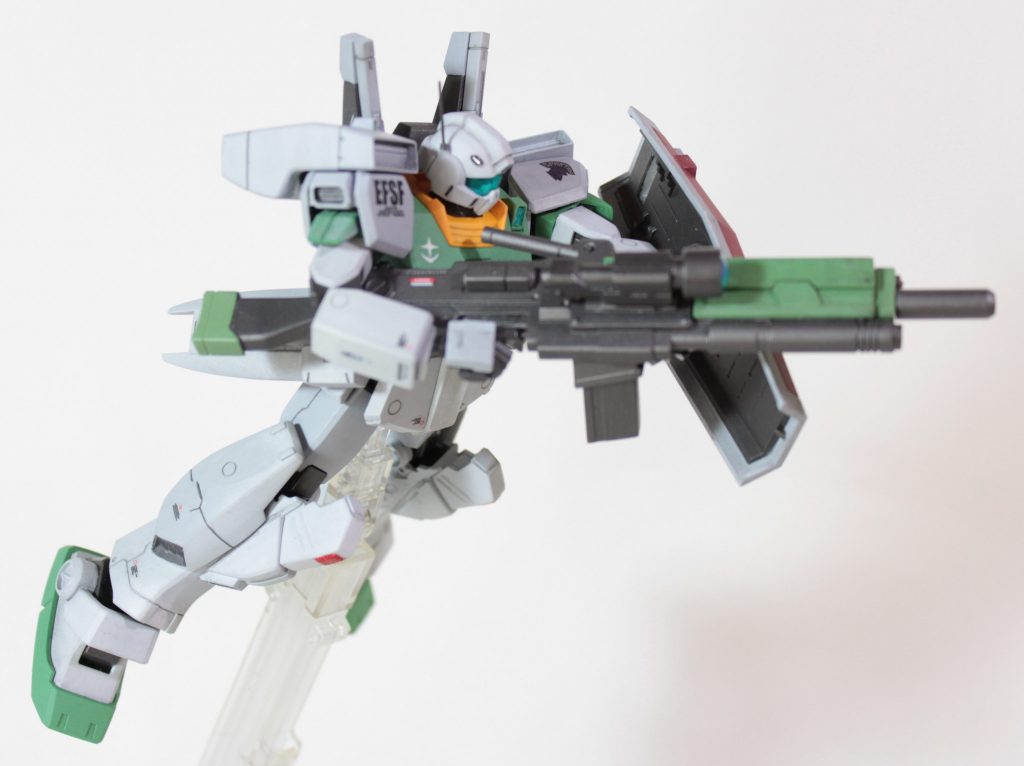 ■仕上げなど今回も墨入れ、汚しはクレオス水性ホビーカラー（艶消し黒）を使いました。水性ホビーカラーを水で希釈しトップコート前に墨入れ。トップコート後にごく軽めにウォッシングを行いました。今回あっさり目処理にしたかったのでハゲチョロ処理等は無しです。マーキングシールは別売りのガンダムデカール・サンダーボルト汎用1を貼り込み。若干控えめに貼りましたがうるさく無い程度に抑えられて良かったかもです。