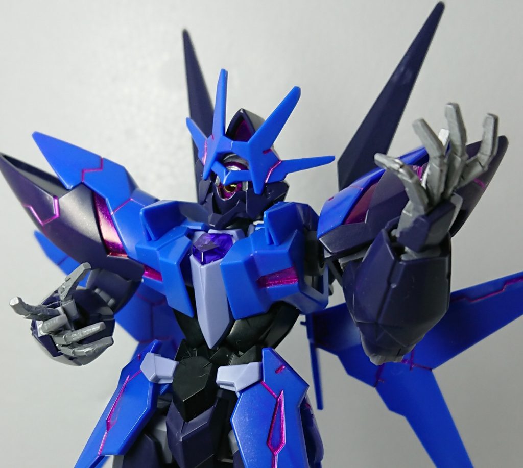 平手の指を少し曲げて表情をつけました。