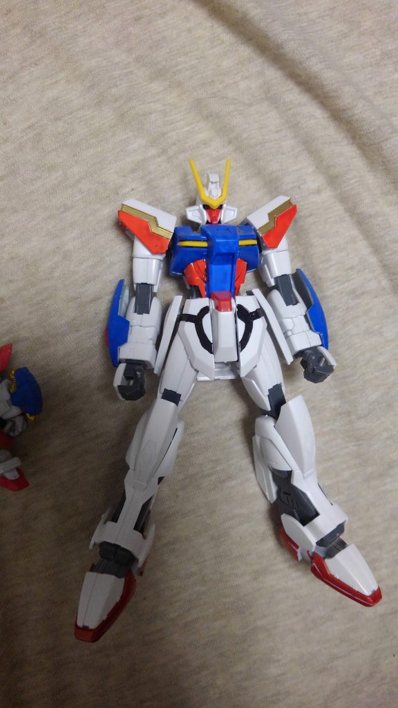 なんかシャイニングっぽいんだよなぁという発想からスタート。各部にはしる黒いラインや腕のシールドがどことなくネオジャパンっぽい。せっかくならSDとミキシングしてみようと思い立つ。