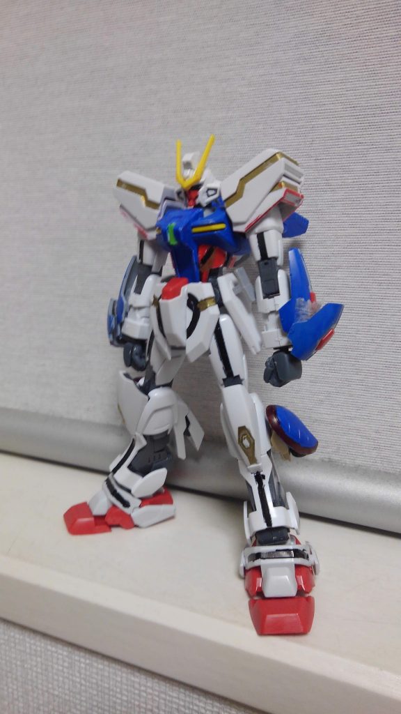 HGスターゲイザーの肩を削りSDスターゲイザーの肩を被せ、腕のアーマーもHGの先にSDを接着。足先はSDシャイニングに変更。胸の真ん中を削ってクリアのランナータグを切って埋め込み。