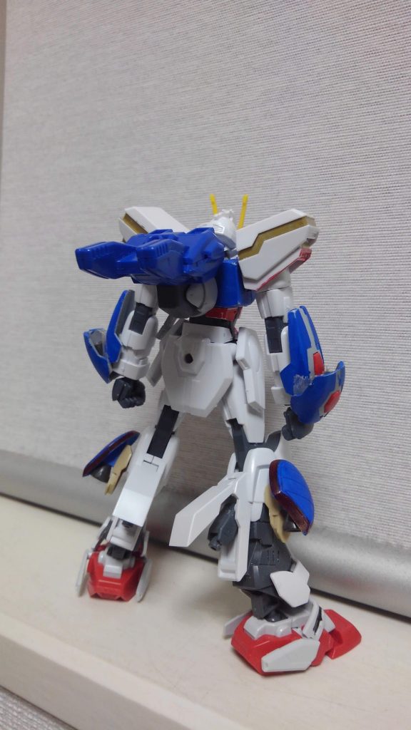 背中は1話だけの幻のスーパーモード形態になるようSDのコアランダーをはねあげた位置で固定。AGE系のジャンクを使用。コクピットの位置は気にしない。足横スラスターは1/144ライジングのキットで余るシャイニングのふくらはぎパーツとジャンクで作成。