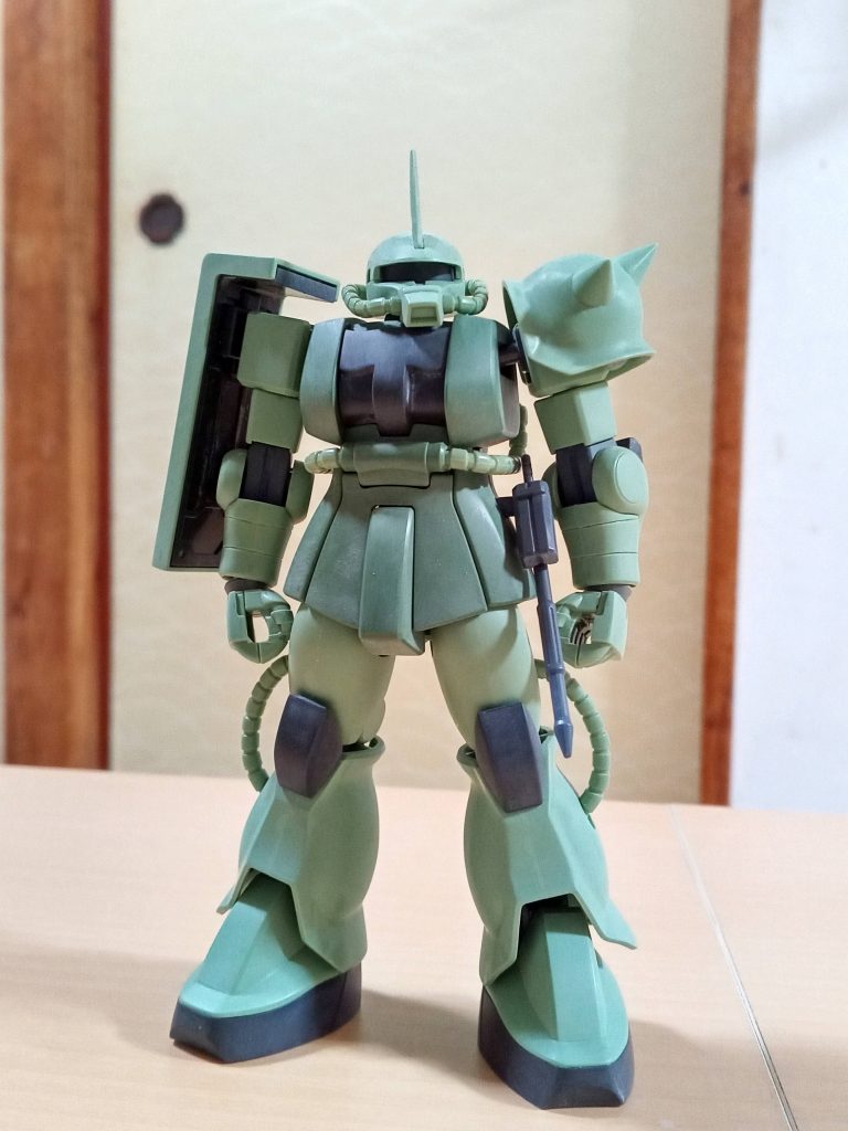 シールド接続は、ポリキャップ変更で肩とのスキマを減らしてます。スパイクは削り込み。肩軸はランナーに変更して上方向に移動してます。  モノアイレール幅詰めとブレードアンテナの削り込みでシャープさを出しました。