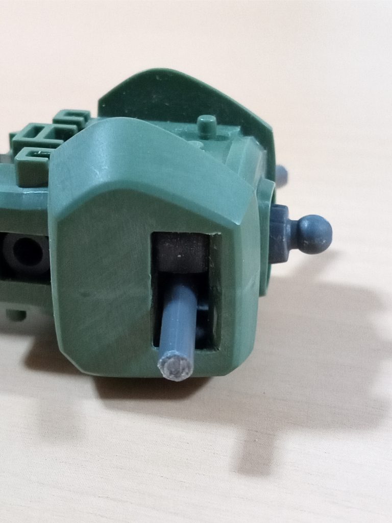 肩軸はランナーに、溝の削り込みで軸が上方に上がるようにしてます。