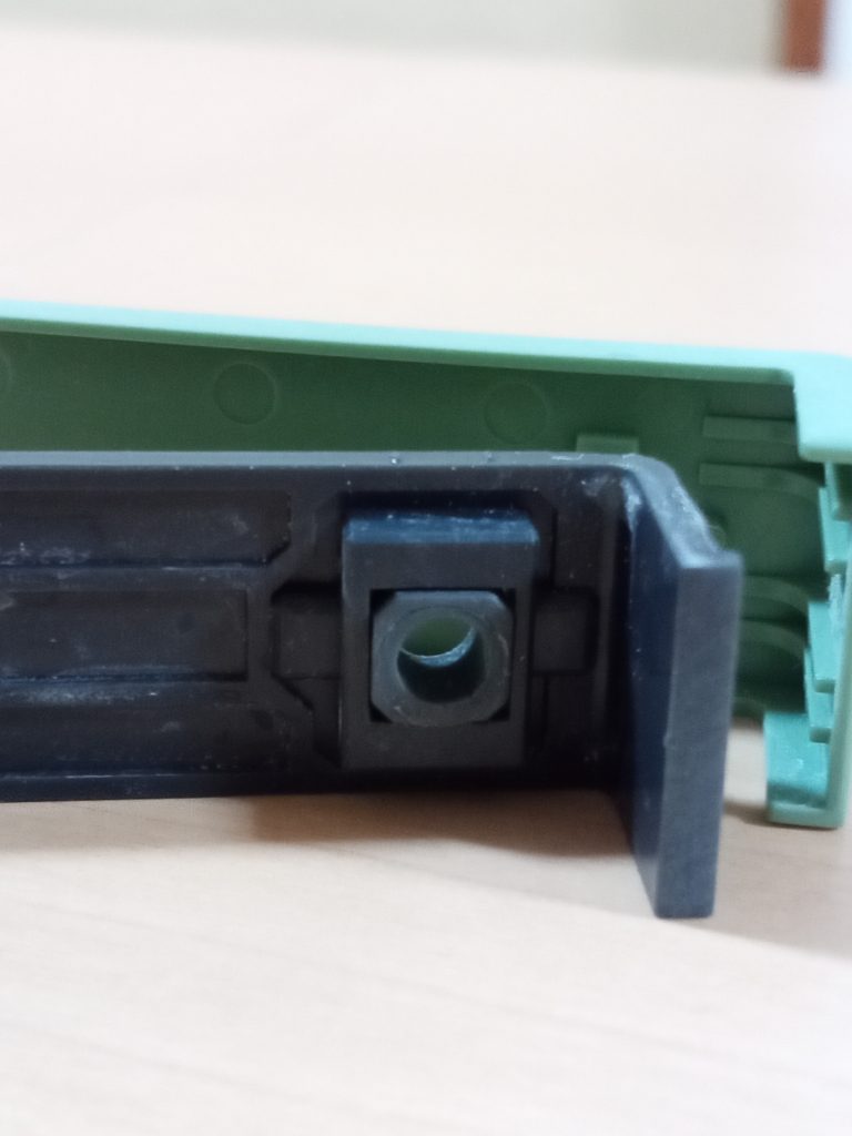 シールドのポリキャップ変更。軸用に変えると腕とのスキマが減ります。このポリキャップは、なんとキットに余ってます!!!