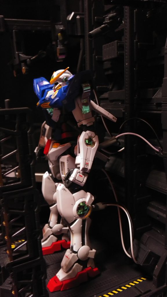 配線は初めてだったので、中に組み込むことが難しく、整備中というシーンにすることで、可動を捨て完全なディスプレイモデルとしました。