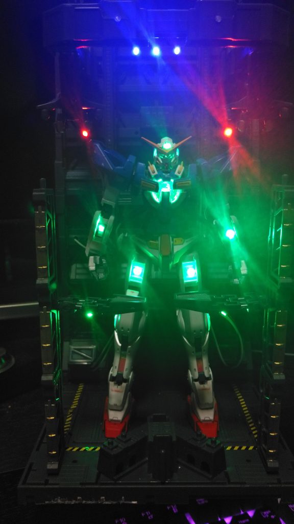 LED点灯頭部から始まり、胸部、両腕、両足、背部GNドライヴ、及びディスプレイ台が点灯します。