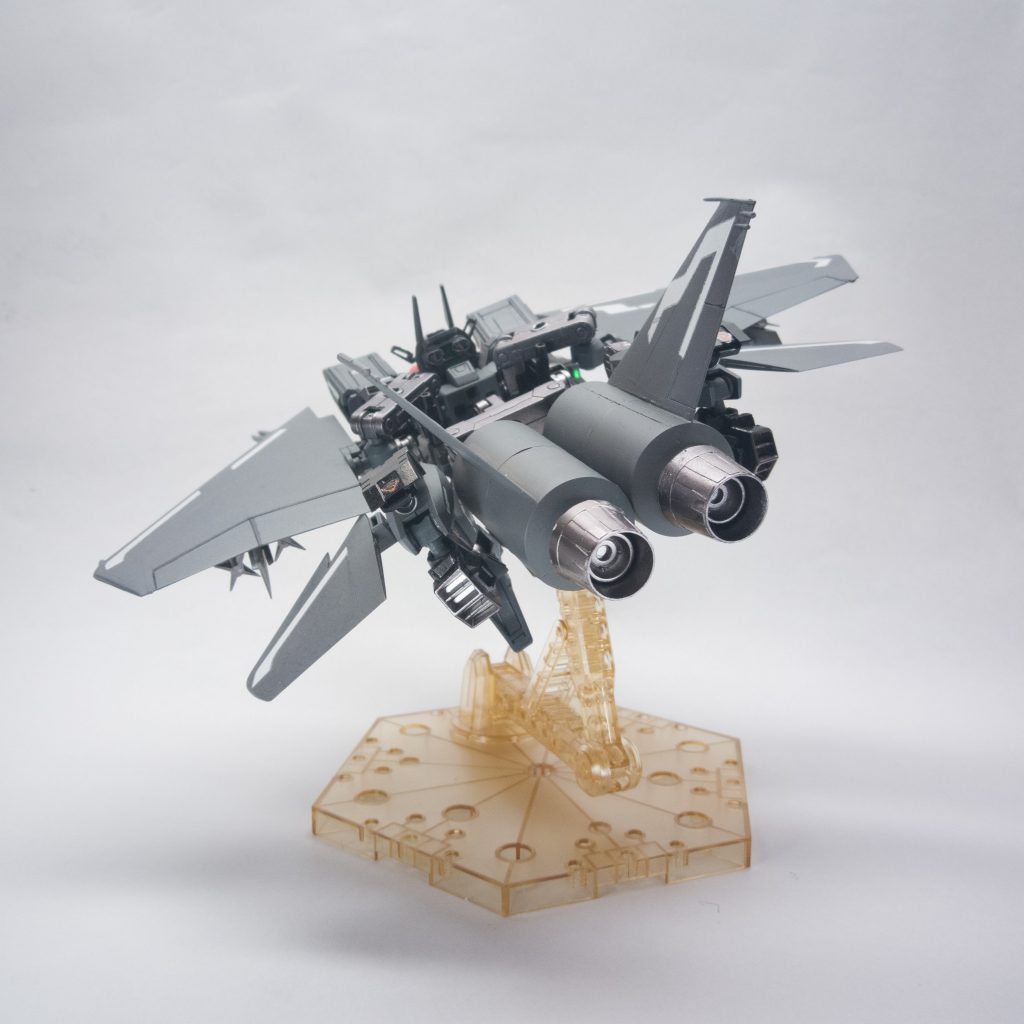 高速機動形態本機体の最大の特徴。機体の間接可動を生かした機構により速く安定した変形を実現。全身の推進器を後方へ向けることで、高速機動を実現する。