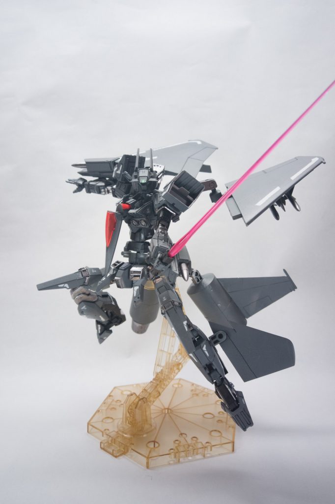 ビームサーベルx2腰部にマウントされている近接武装。高い機動性と合わせ、接近と離脱を繰り返しながらの攻撃を可能とする。