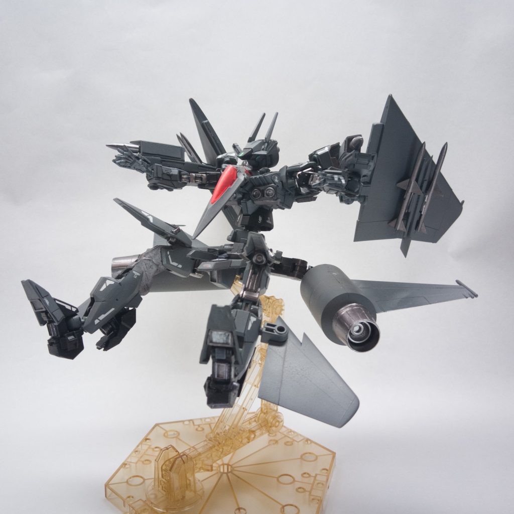 急減速を行うガンダムリブラ広い可動域を有する腰部スラスター、全身に配された33基の推進器により高い機動性を実現。大気圏内においても画像のように急減速が可能。