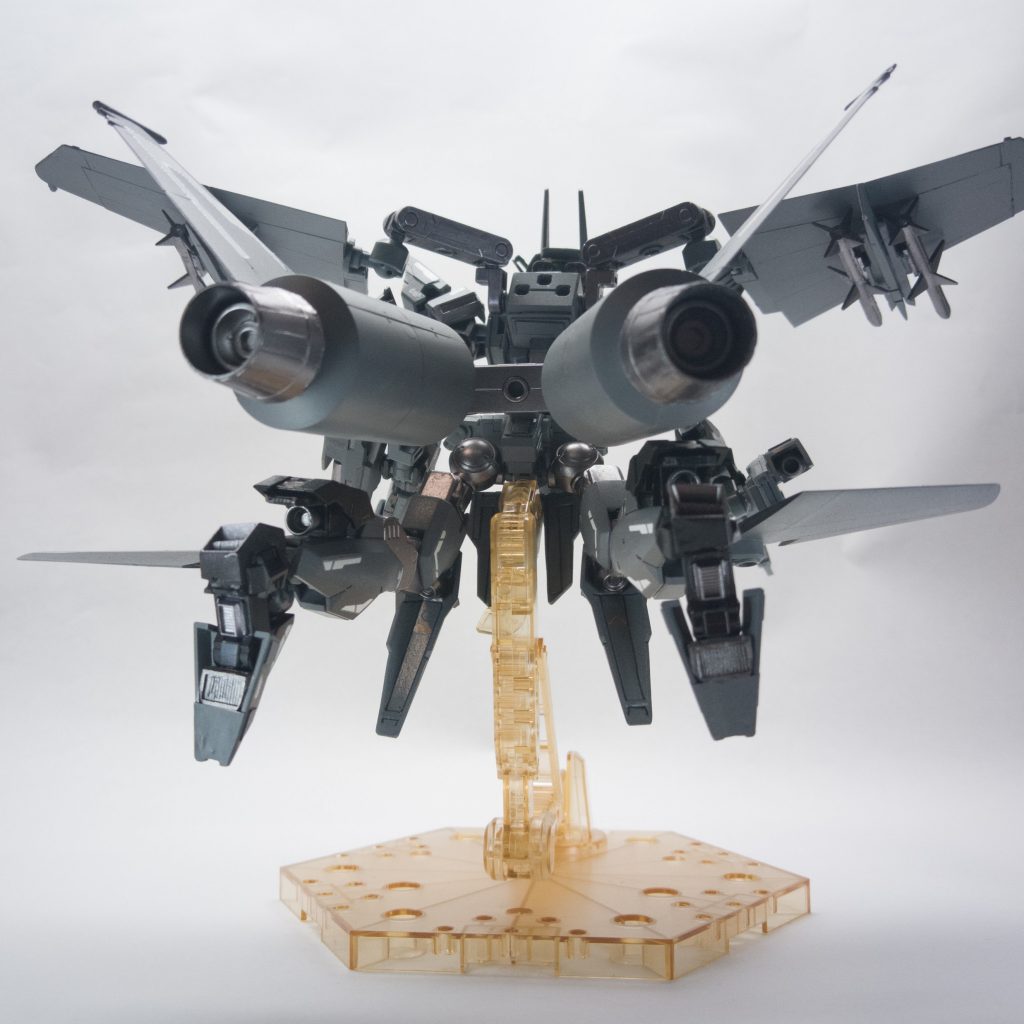 巡航するガンダムリブラ 正面 背面展開した主翼、下半身を中心に搭載された計33基の推進器により、大気圏内外を問わず高い機動性を実現。