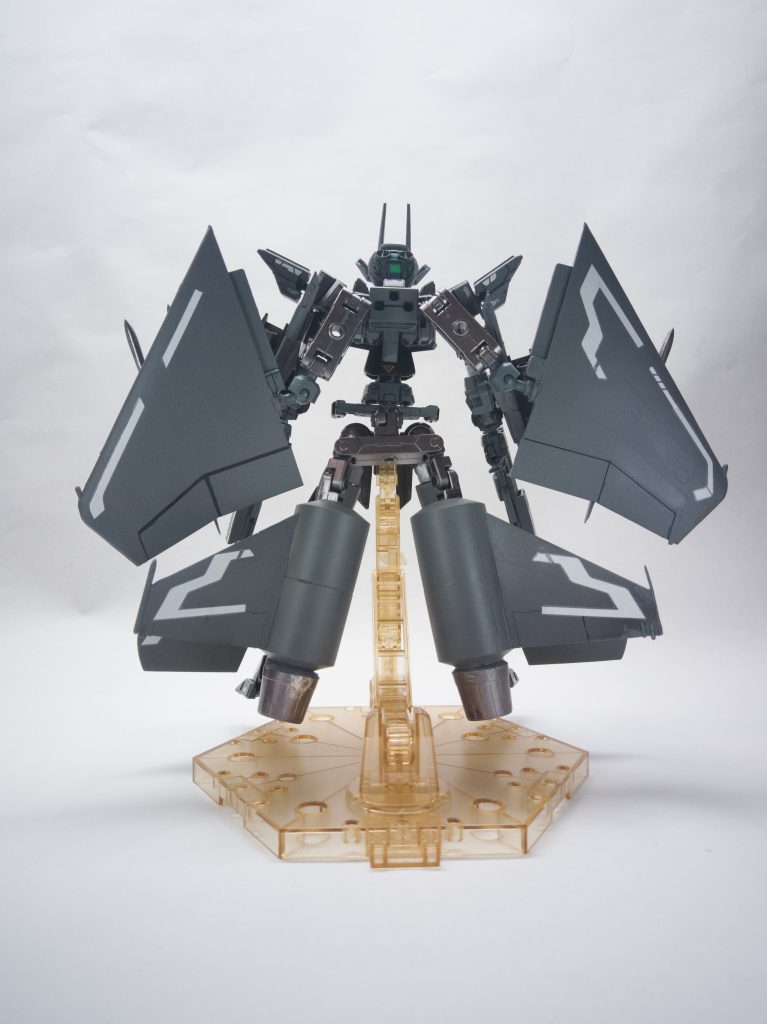 正面 背面巨大な主翼と腰部の大型スラスター、それらに対し細身のボディが特徴。