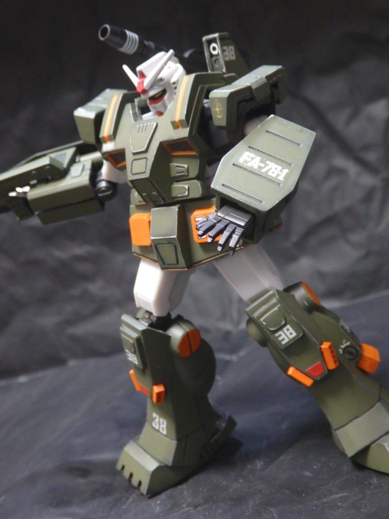 旧キットに付属のデカールを指定通りに貼っています。他には手持ちの余りシールを肩と胸に貼りました。1/144のフルアーマーとジムキャノンは子供の頃から作りたかったのですが、やっと2つとも実現しました。バンダイさんがHGUCで発売してくれれば苦労しなくて済むのですけどね。あとはパーフェクトガンダムだな…Gフレームを選択した理由は、手足が簡単に抜き差し出来ると アーマー着脱 が楽だと思ったからです。今回、アーマー着脱が実現して満足したので、将来的にはこのアーマーを切り刻んで、HGガンダムに貼り付けて、ガシガシ動かせるフルアクションフルアーマーに作り変えようかな、と思わなくもないです。