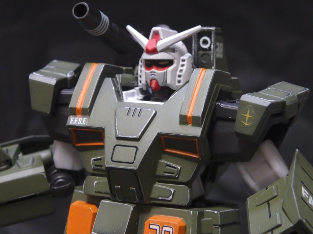 フルアーマーの塗装は充電式エアブラシとオレンジ部分のみ筆塗りです。Gフレームのプロトタイプガンダムはスミイレのみで塗装なし、トップコートのみです。サーフェイサー:サーフェイサーエヴォ ホワイト(g)下地塗装:黒(Mr)緑:MSディープグリーン(Mr)+オリーブドラブ(2) 比率は1:1黒:スターブライトアイアン(g)オレンジ:エヴァオレンジ(g)スミイレ:スミイレペン(シャーペン)とスミイレ用ブラックトップコート:EXフラットクリアー(g)+フラットベースなめらかスムース(Mr)偶然、角が削れてしまいサーフェイサーの白が見えたので、あえて全体の角を削ってバランスを取りました。ですので白くみえているのはサーフェイサーです。
