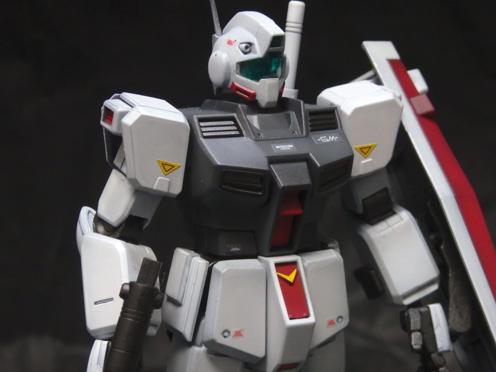 付属のシールは出来るだけ使用します。以前、吉本プラモデル部の動画でQ太郎副部長が「せっかくバンダイさんが作ってくれたシールなんで。出来るだけ使いたいんですよ。」的な事を言っていて、まぁ何がせっかくなのかはわかりませんが、私なりに考えまして、全塗装だけが全てじゃないよねって事で、使った結果カッコイイならシールも使いこなしたいと思います。今回は肩スラスタ内の赤、肩アーマーの▽、腰アーマーの連邦マーク、股間下部の赤、ふくらはぎの赤、シールドの連邦マークに付属シールを使用しました。腰アーマーの連邦マークは過去最高に上手くいきました。他に、余っていたキット付属シールをいくつか貼ってます。