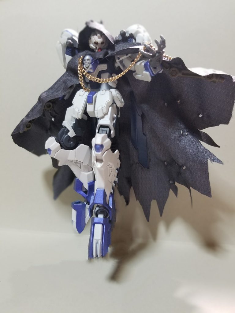マスクを外すとダンタリオン実はメタルビルドのクロスボーンのマント姿がかっこ良かったのでそれをやりたくて作りました。