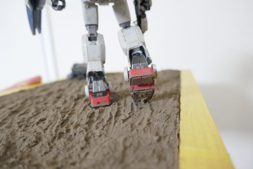 陸戦型ガンダムは真鍮線で固定してありますが、目立たないように工夫してあります。脚の裏も泥を塗って違和感ないようにしました。