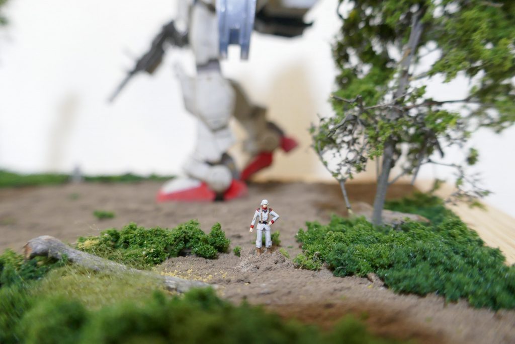 連邦軍一般兵も塗装しました。1/144なので塗装が非常に大変でしたが、ソレっぽく見えたらいいなと思います。陸戦型ガンダムの大きさが際立ちますね。