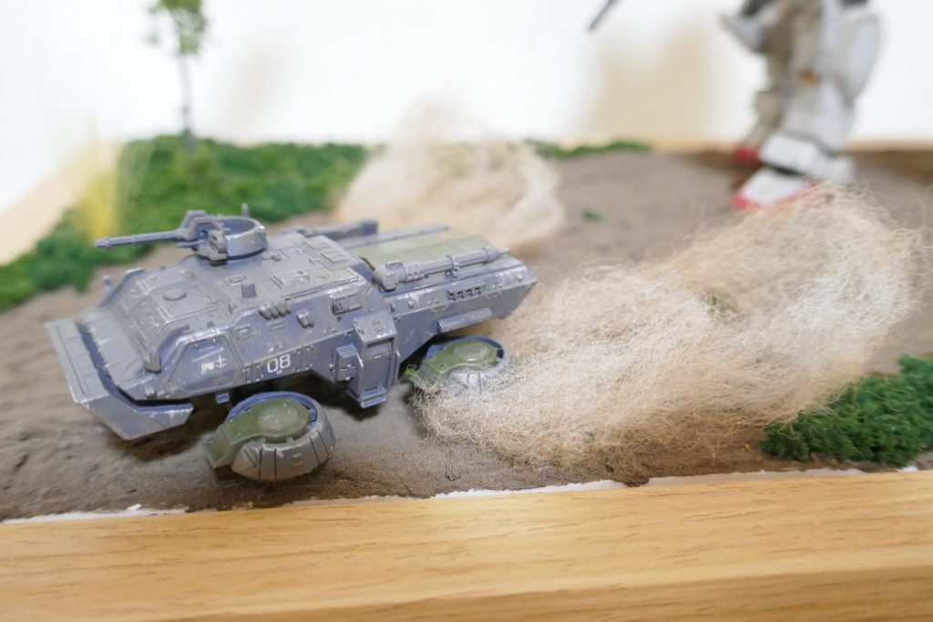 ホバートラック。砂煙は綿で表現しました。ホバーなだけに少し浮かして配置してあるのもポイントですw