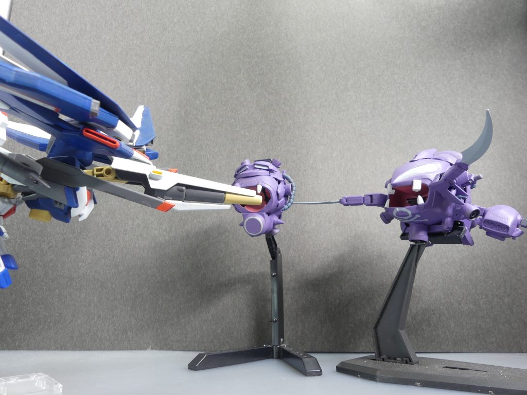 ~GBN・アルの指定座標~アルは、また・・・座標を決めてきた。きっと目的は「エルドラパーツ」。指定座標には、これまで見たことのないような世界が広がっていた。空中から見れば、そこはまるでジャブローだ。でも、ちょっと違う。まるで、どこかの遺跡のようなガレキ。ごっちゃになっているかのような・・・ねぇ、あっち達の「行き先」はどこ?・・・うん、あの場所・・・ー「エルドラパーツ」。横取りかぁい?ー・・・っち!!すかさずマニューバ、背後からの攻撃をかわして・・・スモーク!電波障害、通信が・・・!アル!先に行って!「メメント・モリ」よりも、パーツの回収の方が先・・・!!