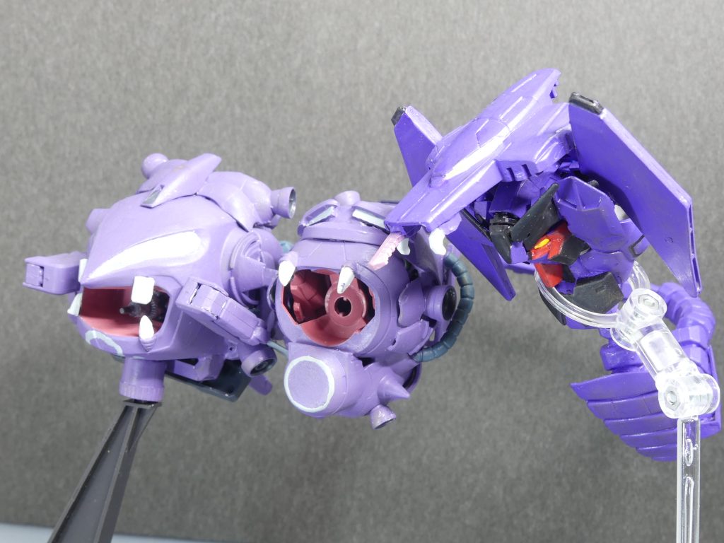 ーわりぃが、地上にも・・・いるんだぜ!?ー・・・当てられた!?・・・相手は、二機!見えた、ザクレロ!?もう一機は高速で地上を動いてる。コブラガンダム・・・いや、セラフィムか・・・!スモークで、ロックが外される・・・あっち、バトルは得意じゃないのに!!アルとの通信、完全に切れたし・・・!・・・ん?ーこんな時に、別の通信。妨害の上から?それって・・・優れたダイバーって事じゃないの・・・!!?ー