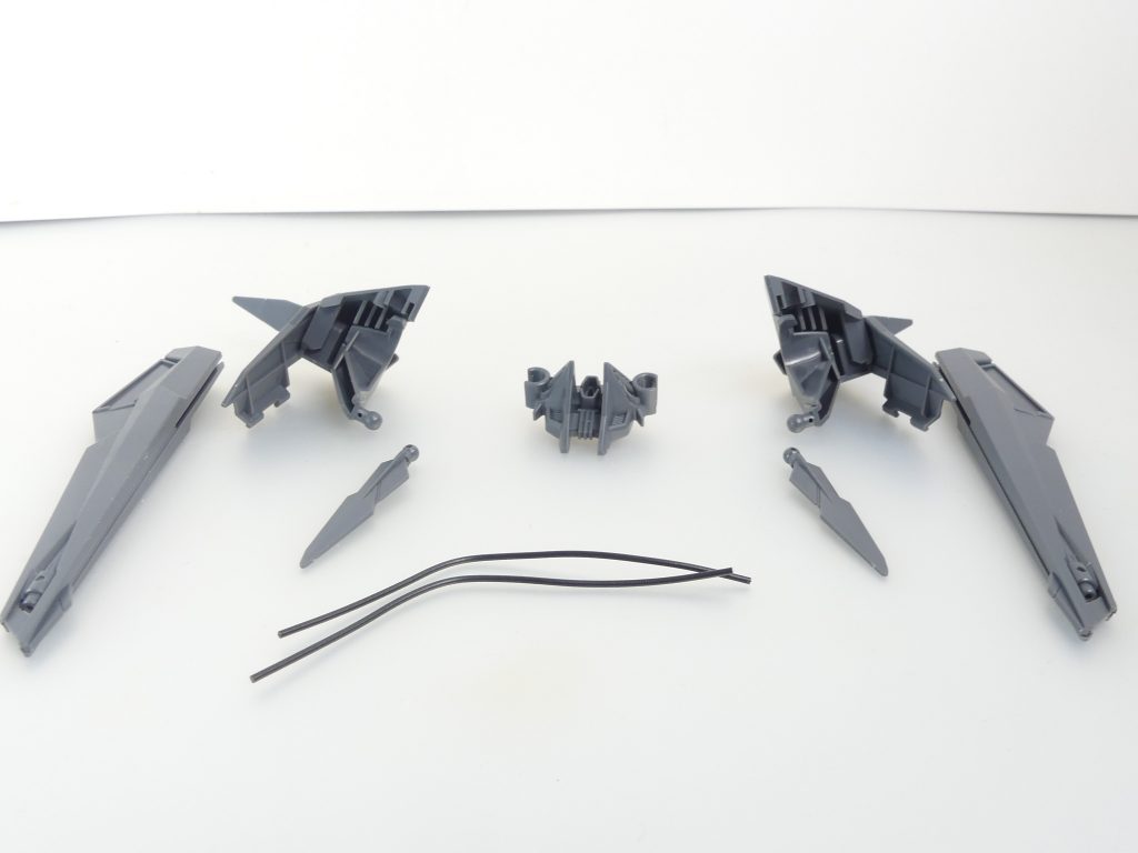 セット内容。・ダブルリベイクライフル一式・バックパック接続用パーツ一式・リード線×２各武装は小型のボールジョイントでまとまっていますが、既存キットとは径が合いません。ＳＤＣＳの手首ジョイントなどが近いです。肩アーマーと接続パーツは四角軸（ちょっとノーネイムライフルの組み替えに近い）を経て同様のボールジョイント接続となります。分割型にありがちなこととしてパーツ外れが起こりやすいのが難点。