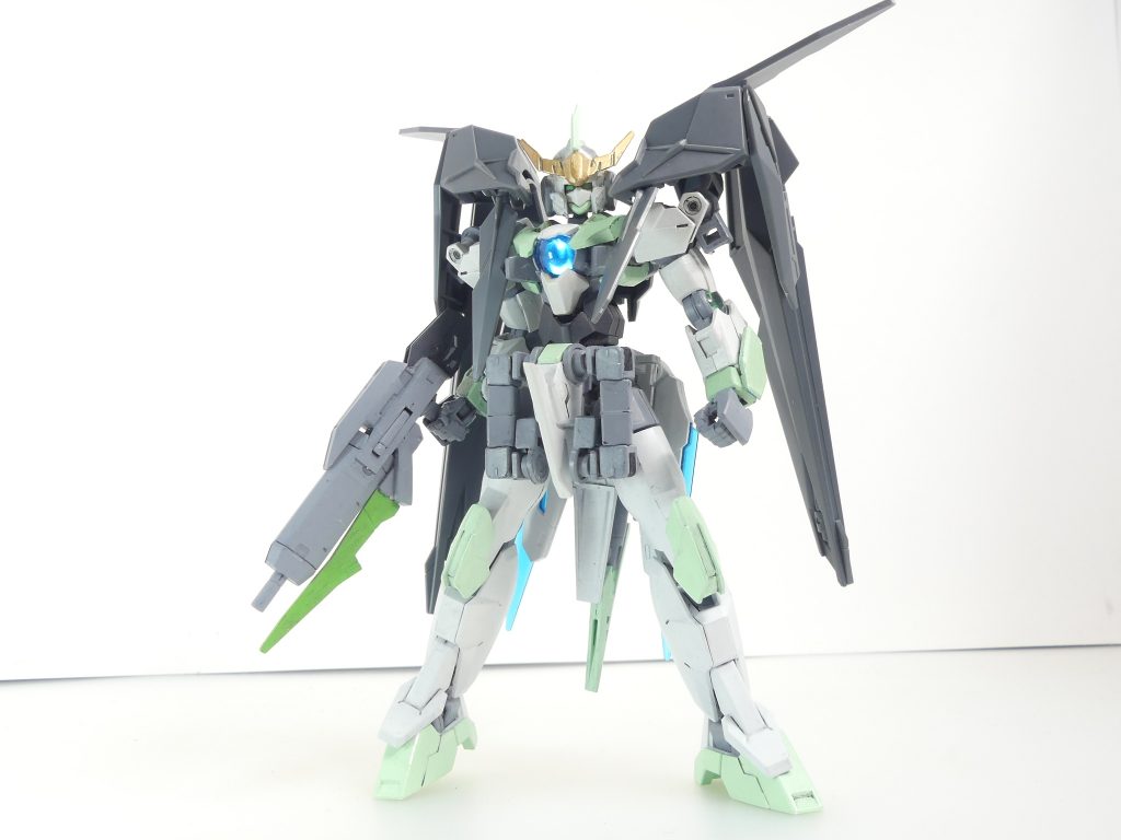 ヴィンテージに装備（今回ホワイトバランスの再調整を忘れているのでいつもちょっと感じが違うかな）。基本的にはＡＧＰ２穴のバックパックジョイントを使って接続することになります、が･･･ジョイントと身体の位置によっては対応しないガンプラもあります。肩アーマー接続パーツの厚みも影響しているかも。ヴィンテージは背中の厚みがあるのでちょっとぎりぎり。こればっかりは実際に買って確認するよりありません。