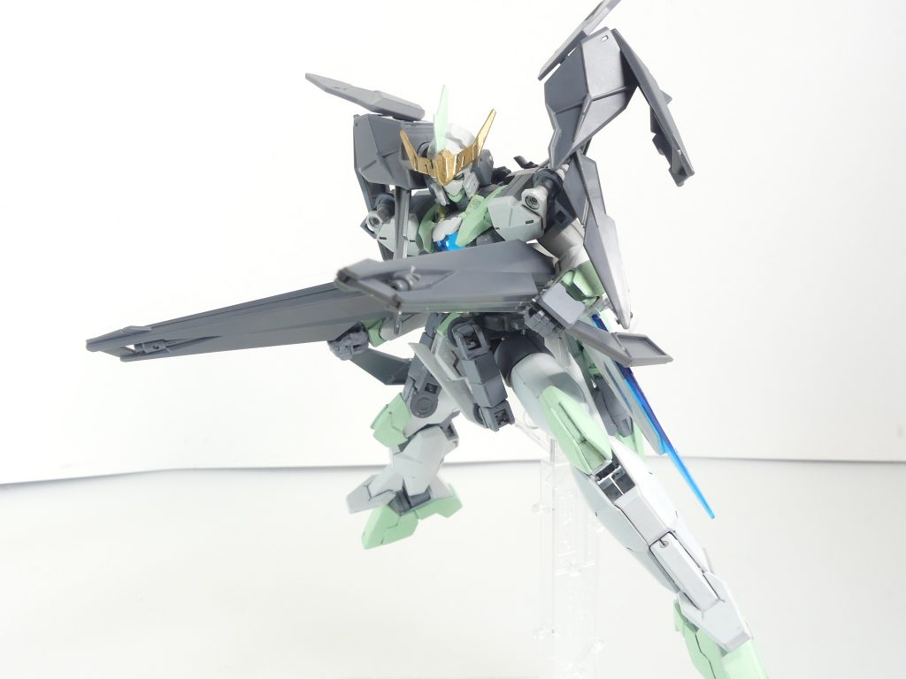 ローブバスターライフル：クアドロ形態の主武装。肩アーマーから分離しての使用も可能。持ち手はいつもの手首パーツを取って付ける方式。射撃時は持ち手を伸縮させて取り出します。本体にはスライド式接続。