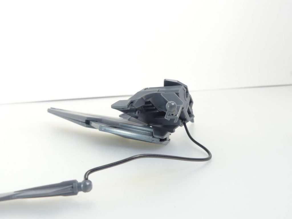 トラスティハーケン：肩アーマーに付属する有線式アンカー武装。アルザスでも使える（重要）。肩アーマーのハーケン接続部の上にリード線用の穴が開いており、ハーケン本体のボール部の穴と接続します。肩アーマーは一度分離して接続しましょう。また、リード線が重さに負けやすいのでディスプレイは慎重に。