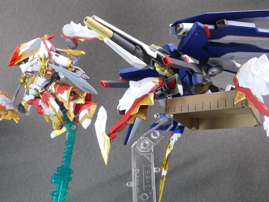 ･･･このままじゃ･･･ってところで通信。次の瞬間、スモークが風で吹き飛ばされる。ー･･･手伝いましょうッ！！ーえ、誰よ。少なくとも、「メメント・モリ」じゃな・・・ぐ！片翼やられた、落ちて･･･受け止められる。台座パーツだ。それが、あっちとブルーバードを受け止めていた。入れ替わるように、ＳＤのサザビーが飛び出す。扇をひとなぎすると、エネルギーの刃が一斉に相手を襲っていた。って言うか、この救い主は･･･誰？ーわたくしとかけて･･･渡り鳥と、ときます・・・！ー聞こえたのは、軽妙な言葉ー