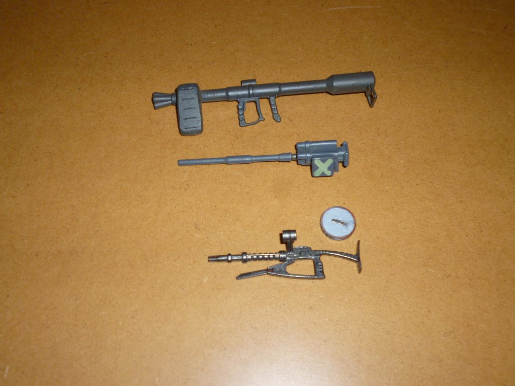 　手を加える前の追加武装です。　マゼラトップ砲はほぼ完成していたので、あとは追加弾倉のマークをプラ板で作るだけで済みました。　試作型ジャイアント・バズは、１０年前に製作したときはエポキシパテの塊で弾倉を作ったのですが、重すぎてまともに構えられなかったうえ造形もご覧の有り様なので、今回新たに作り直しました。