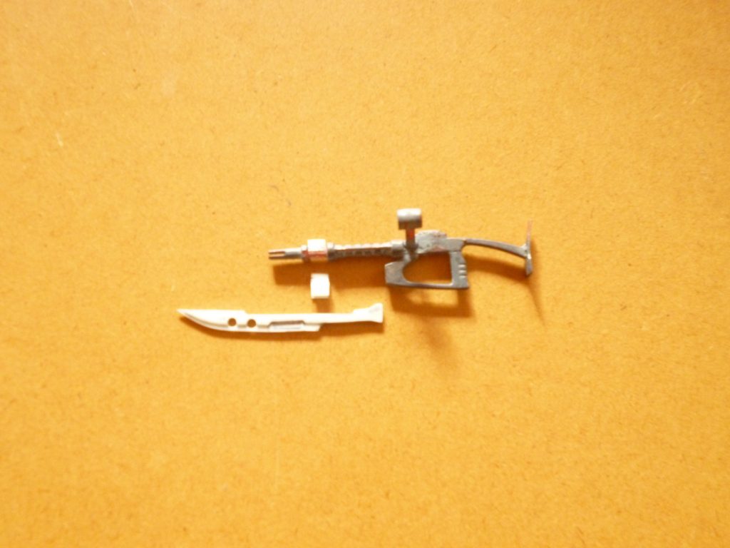 　ヒート銃剣付ザクマシンガンです。　ヒート銃剣はプラ板を３枚重ねにしてディテールなどを再現しました。　また、この画像ではまだ取り付けてありませんが、参考にしたイラストでは銃剣の上部に動力パイプらしきモノが確認できたので、ロープのような模様の入った針金（ジャンクパーツ入れにたまたま入っていました。奇跡的！）を使って再現してあります。