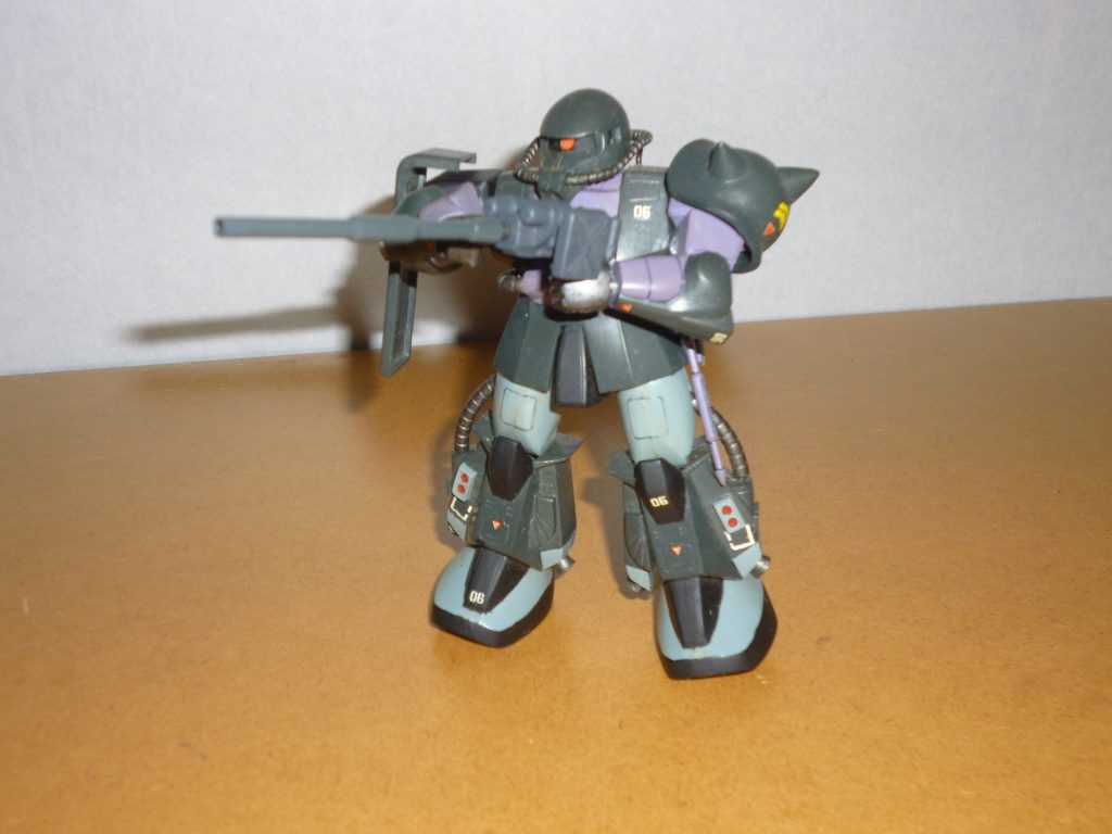 　マッシュ機のイメージで、弾倉付マゼラトップ砲装備です。　こちらの武装、元ネタはマンガ「プラモ狂四郎」に登場した高機動型ザクが持っていたモノです。　思い出補正もあってか強烈に印象に残っていたので、このザクに装備させるために製作しました。　ベースは旧キット　マゼラアタックに付属するオマケパーツと、バンダイにパーツ注文して取り寄せた砲身です。